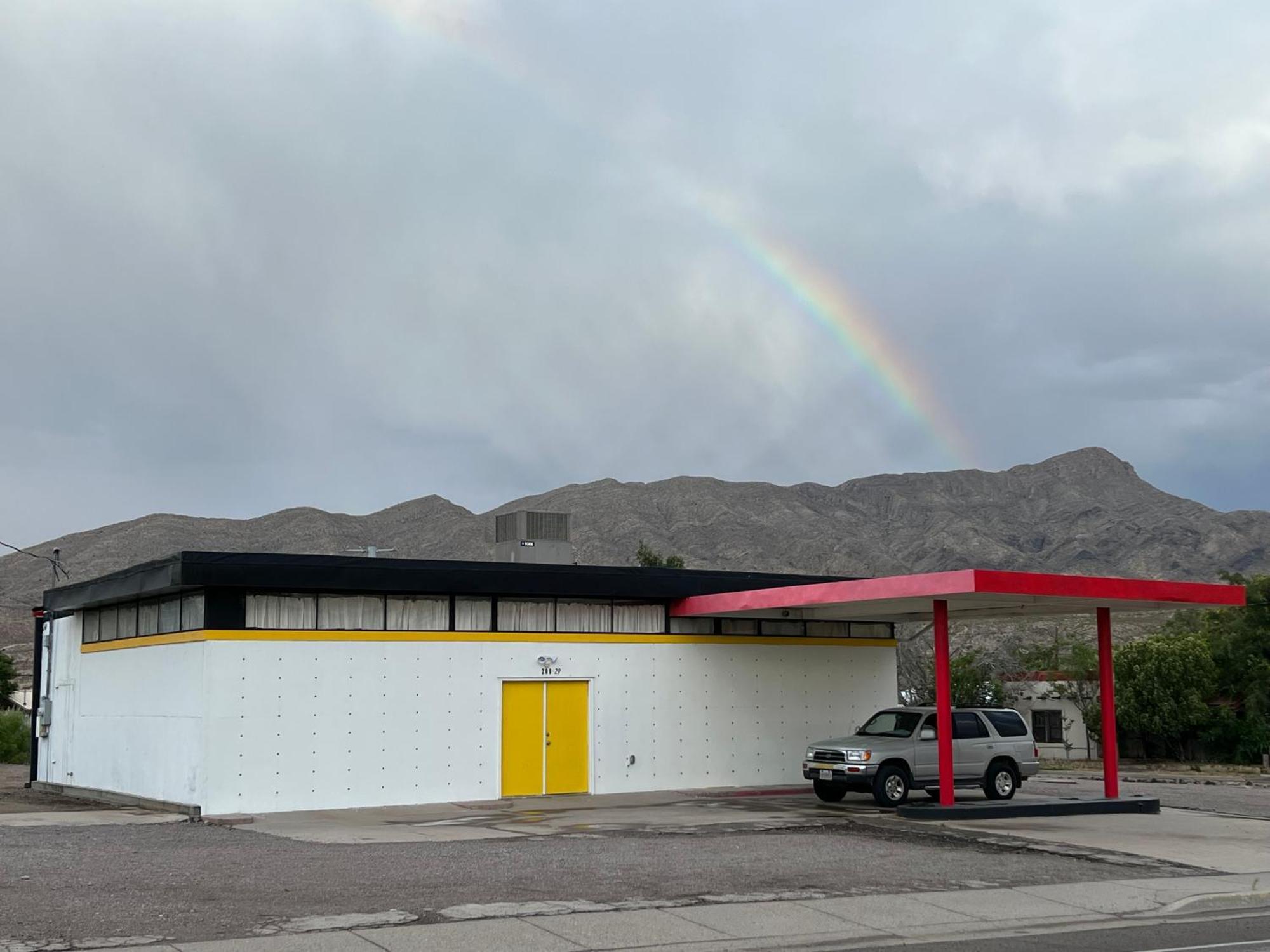 Space Castle: A 1950S Gas Station Transformed Into An Art Themed Wonderland Truth or Consequences Exterior foto